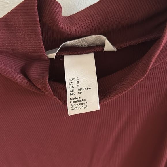 H&M Mock Neck Stretchy Soft Sleeveless Top - Picture 2 of 3